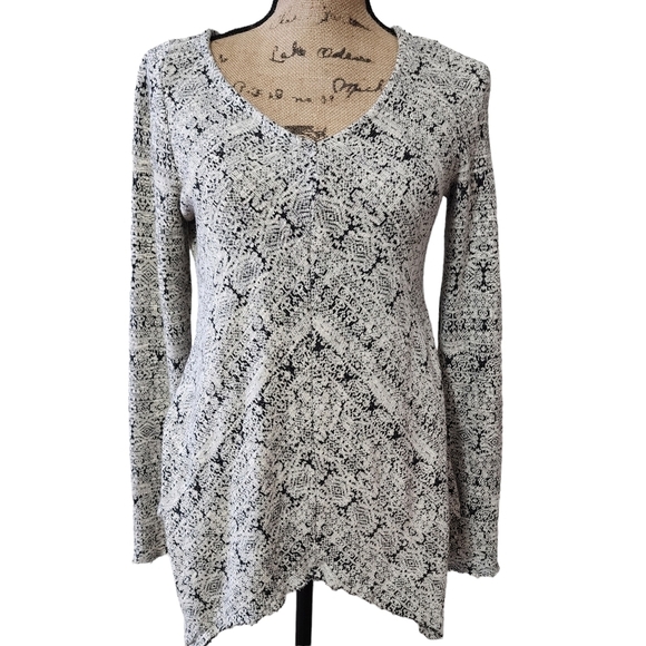 3/$15 Knox Rose Tunic Raw Edges Lightweight Shark Bite Sweater - Small - Picture 1 of 7